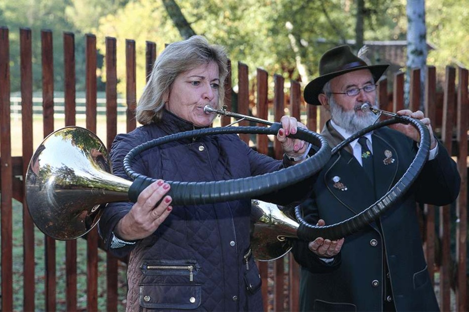 Die Gellertberger Jagdhornbläser musizierten auf der Baustelle im Wildgehege.