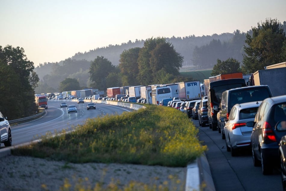 Unfall A9: Langer Stau nach tödlichem Unfall auf A9: Mann schläft am Steuer ein
