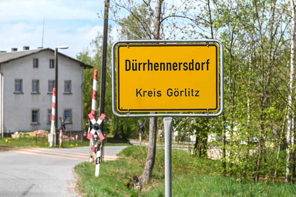 Großeinsatz in Dürrhennersdorf: Die Kameraden löschten mehrere Stunden bis in die Nacht.