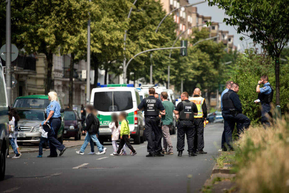Polizisten führen Kinder einer Berliner Grundschule über die Straße.