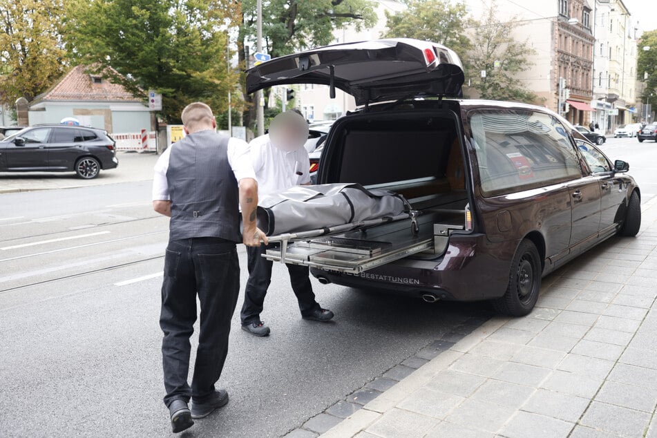 Der Leichnam der Frau (†58) wird abtransportiert.