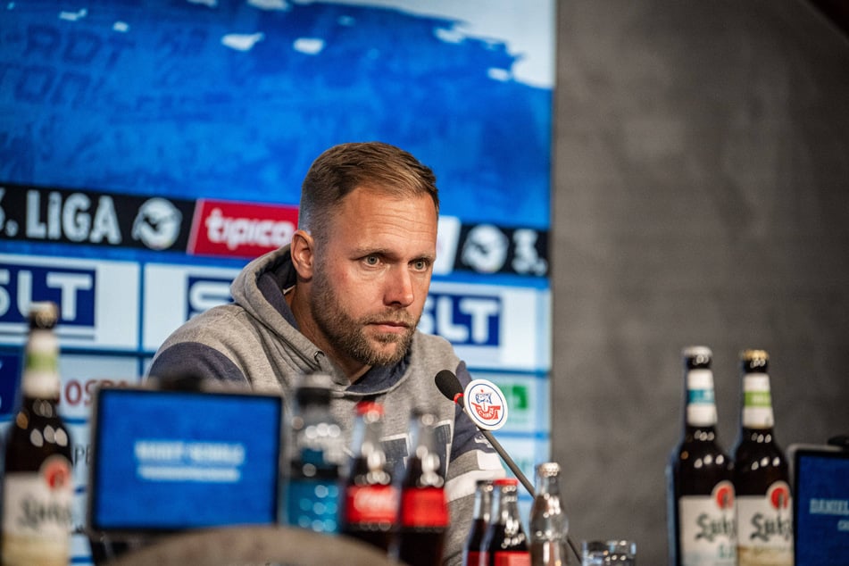 Daniel Brinkmann (39) hatte als Trainer von Hansa Rostock schon leichtere Tage.