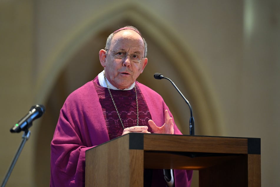 Erfurts Bischof Ulrich Neymeyr (68) hat die Wichtigkeit des Asylrechts betont.