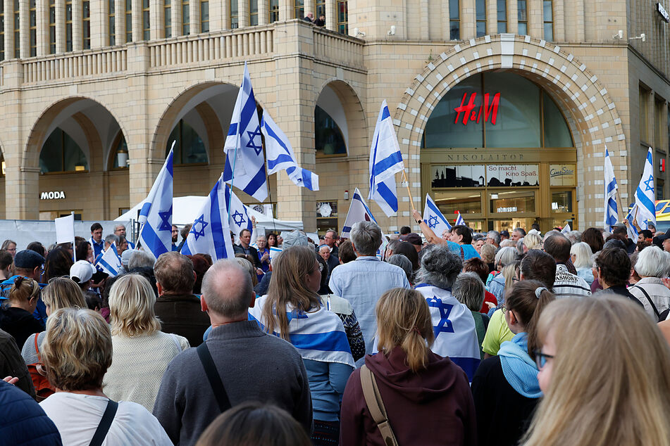 Rund 300 Israel-Freunde trafen sich zur Solidaritäts-Kundgebung auf dem Neumarkt.