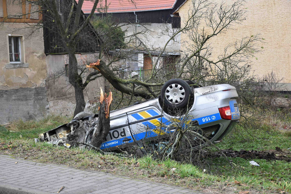 Der tschechische Streifenwagen landete nach der Verfolgungsjagd auf seinem Dach.