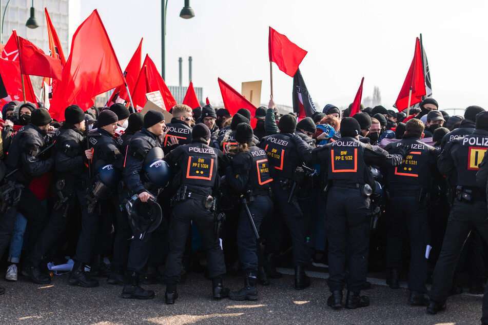 Protest gegen Landesparteitag der AfD: 53 Polizisten verletzt!