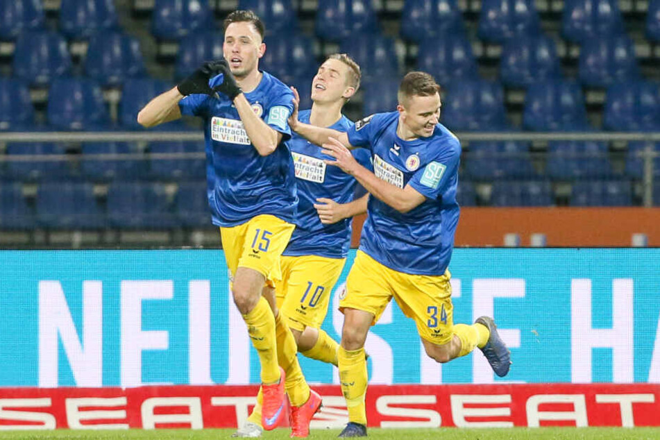 Die Braunschweiger Marcel Bär (Torschütze), Martin Kobylanski und Mike Feigenspan jubeln nach dem Tor zum 1:0.