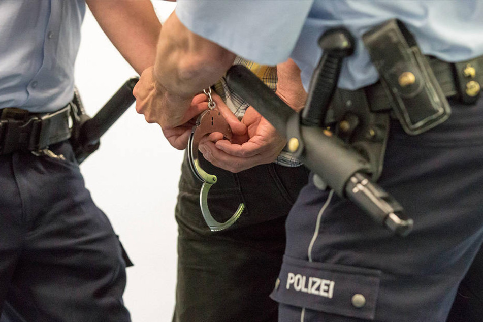 Mit einem Messer soll der 23-Jährige einen Polizisten attackiert haben. (Symbolbild)