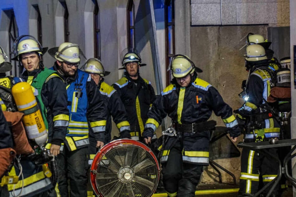 Feuerwehrleute bei den Löscharbeiten.