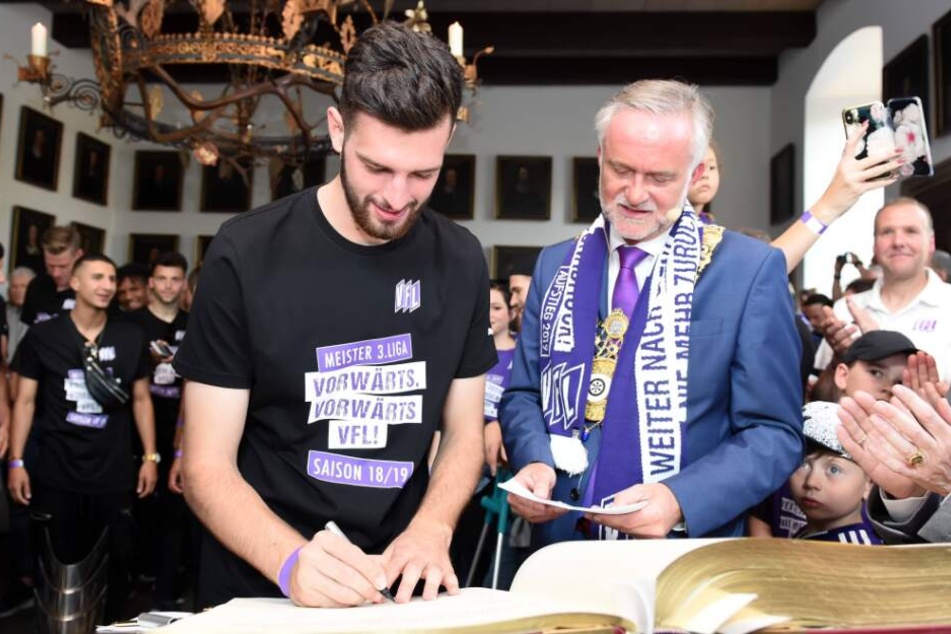 Nach dem Aufstieg in die 2. Liga, durfte sich Luca Pfeiffer in das Goldene Buch der Stadt Osnabrück eintragen.
