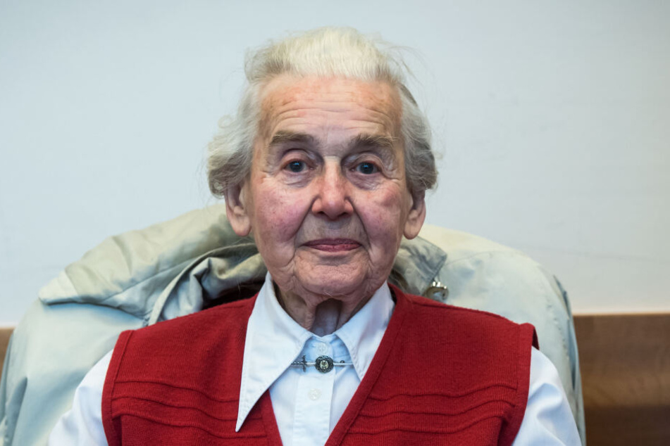 Die wegen Volksverhetzung verurteilte Ursula Haverbeck sitzt im Verhandlungssaal im Landgericht.