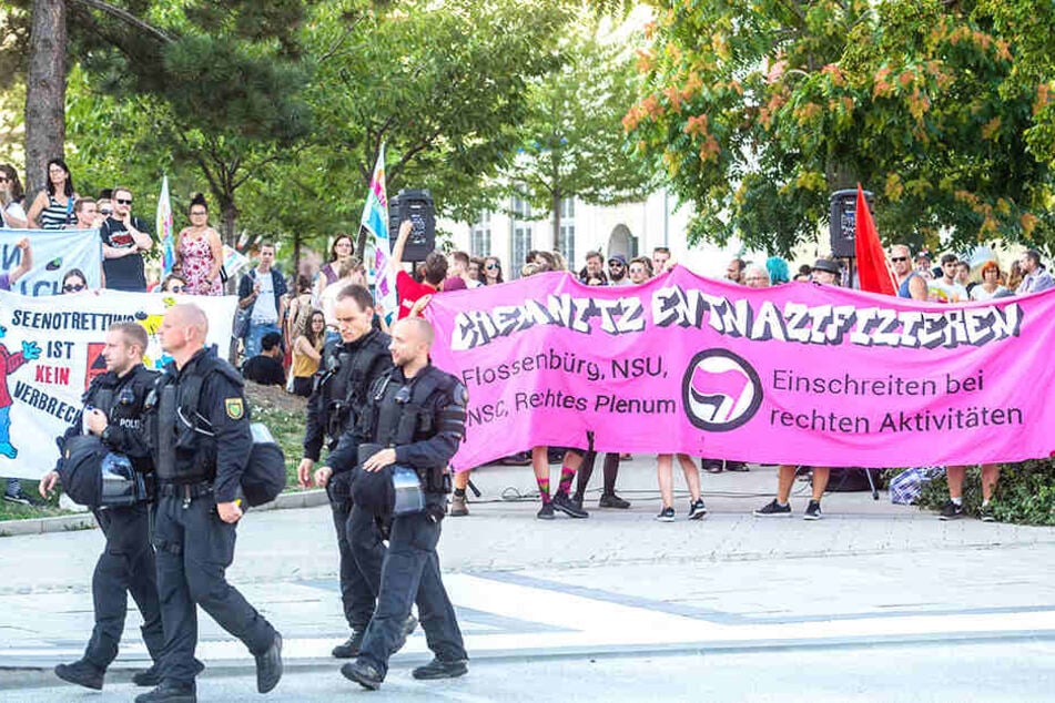 Die Polizei zeigte auch am Rand der Gegendemo des Bündnisses Chemnitz nazifrei Präsenz..
