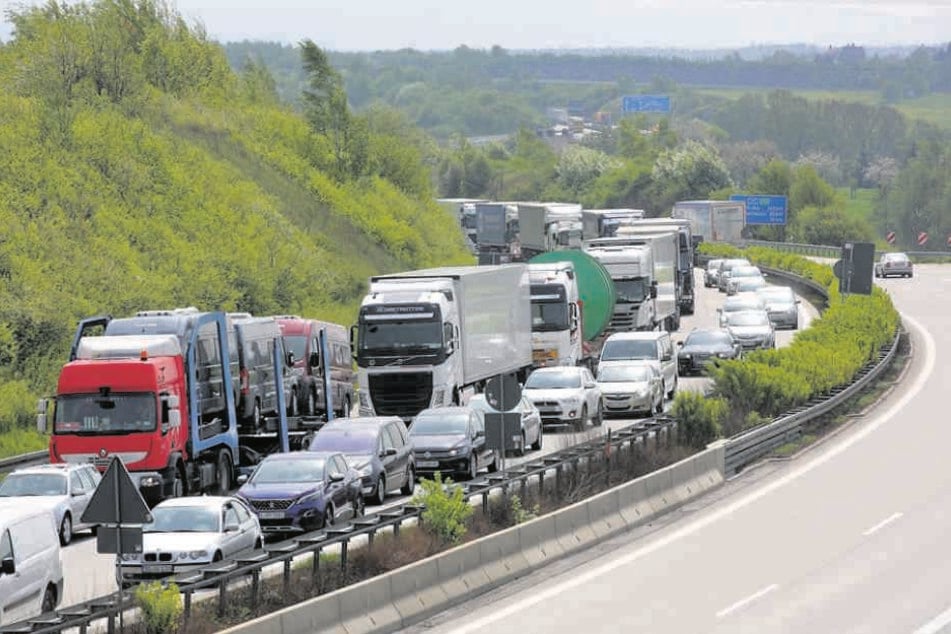Der Stau zieht sich wegen der Asphaltierungsarbeiten bis auf die A17.