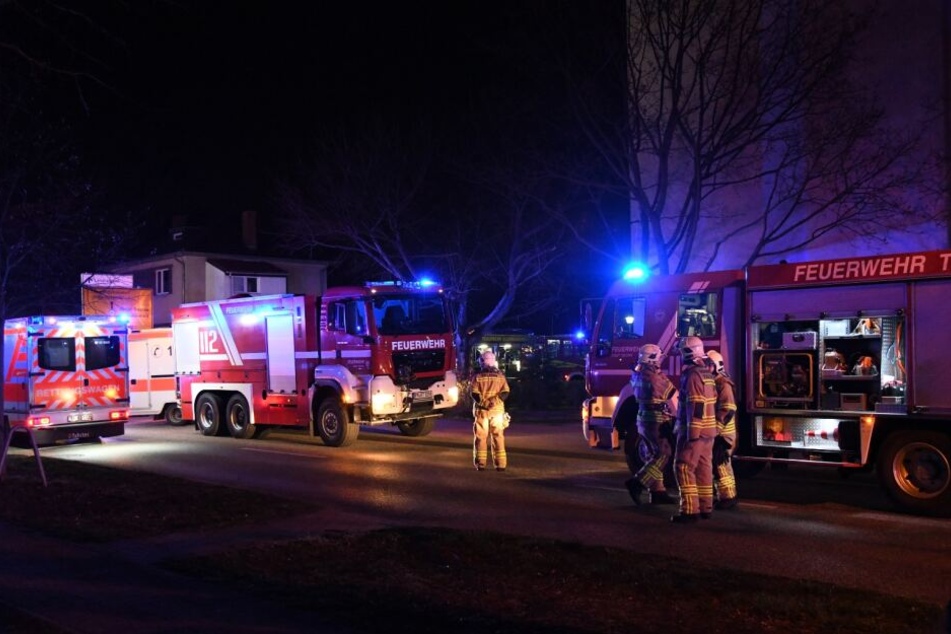 Nur wenige hundert Meter von der Feuerwehrwache im brandenburgischen Teltow entfernt ist am Samstagabend ein Feuer ausgebrochen.
