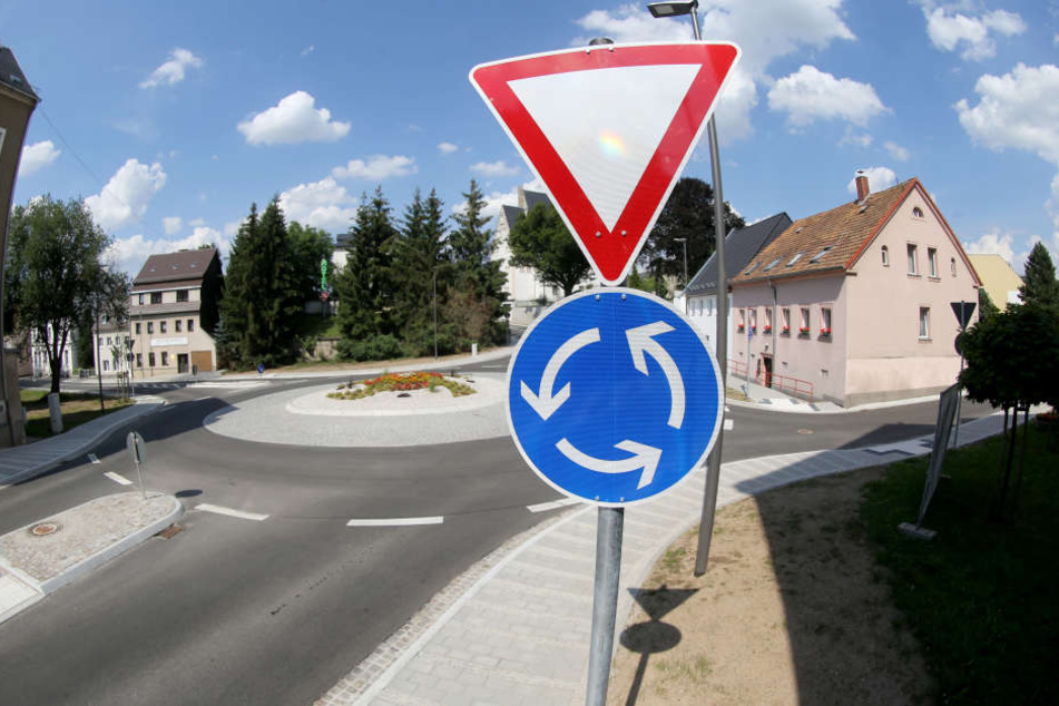 Erst vor zwei Wochen wurde der Kreisverkehr in der Frankenberger Schlossstraße nach mehr als einem Jahr Bauzeit freigegeben. 