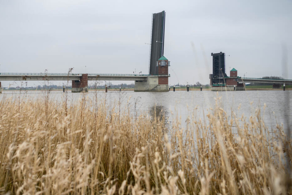 Ein Blick auf die hochgeklappte Jann-Berghaus-Brücke über der Ems.