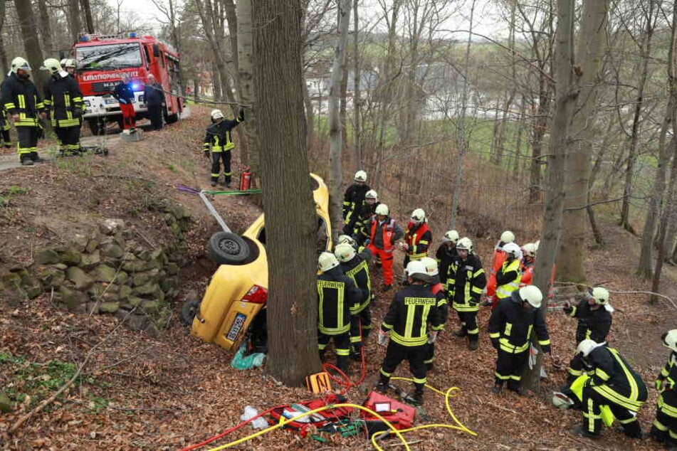 Einsatzkräfte versuchten, den Fahrer zu befreien.