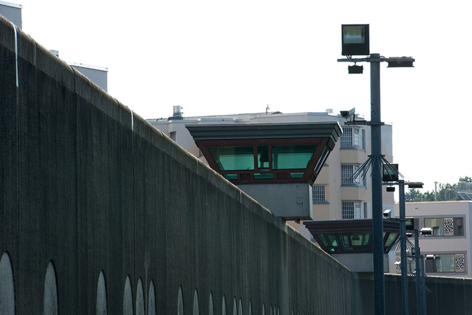 Sicherheitsleuchten und Überwachungskameras sind am vor einem Gebäude auf dem Gelände der Justizvollzugsanstalt Tegel zu sehen.