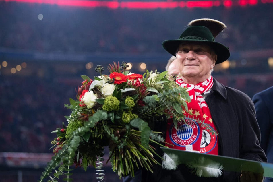 Uli Hoeneß wird vor dem Spiel gegen Leverkusen.