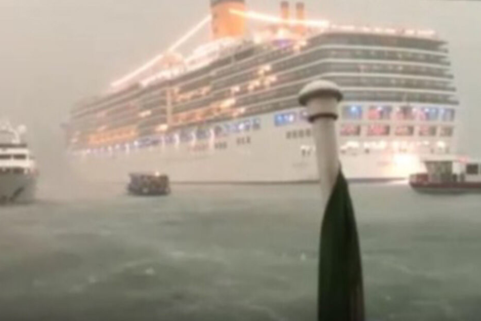 Die Costa Deliziosa fuhr trotz des Unwetter durch die Lagunenstadt.