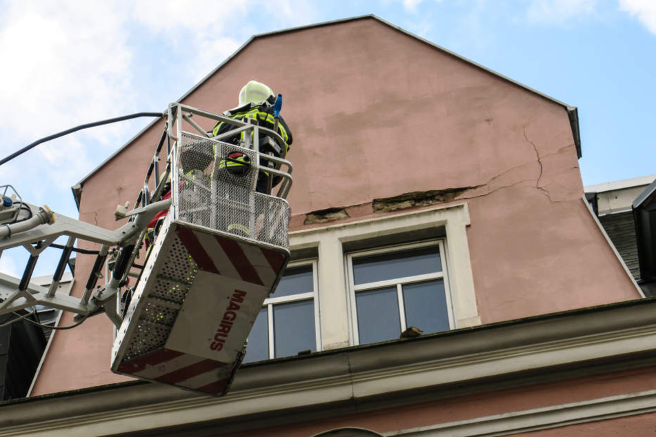 Der Giebel neigt sich bereits stark in Richtung Straße.