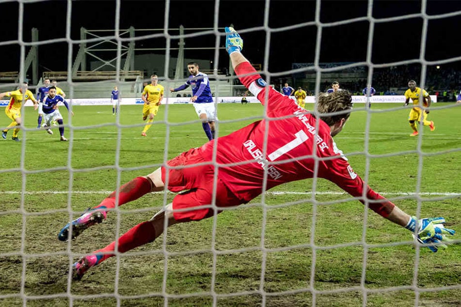 Dimitrij Nazarov versenkte den Elfmeter gegen KSC-Keeper Dirk Orlishausen ganz sicher.