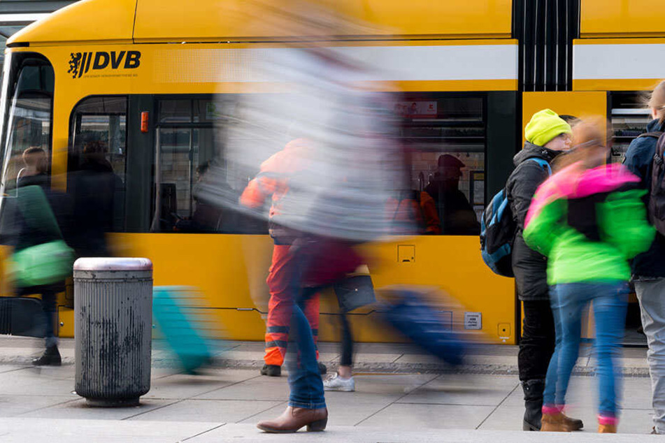 Der Mann in der Nähe einer Straßenbahnhaltestelle von dem Unbekannten attackiert. (Symbolbild)