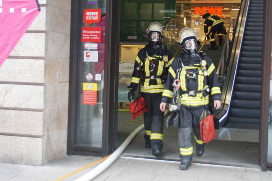 Die Feuerwehr brachte den Brand in dem Lebensmittelladen schnell unter Kontrolle.