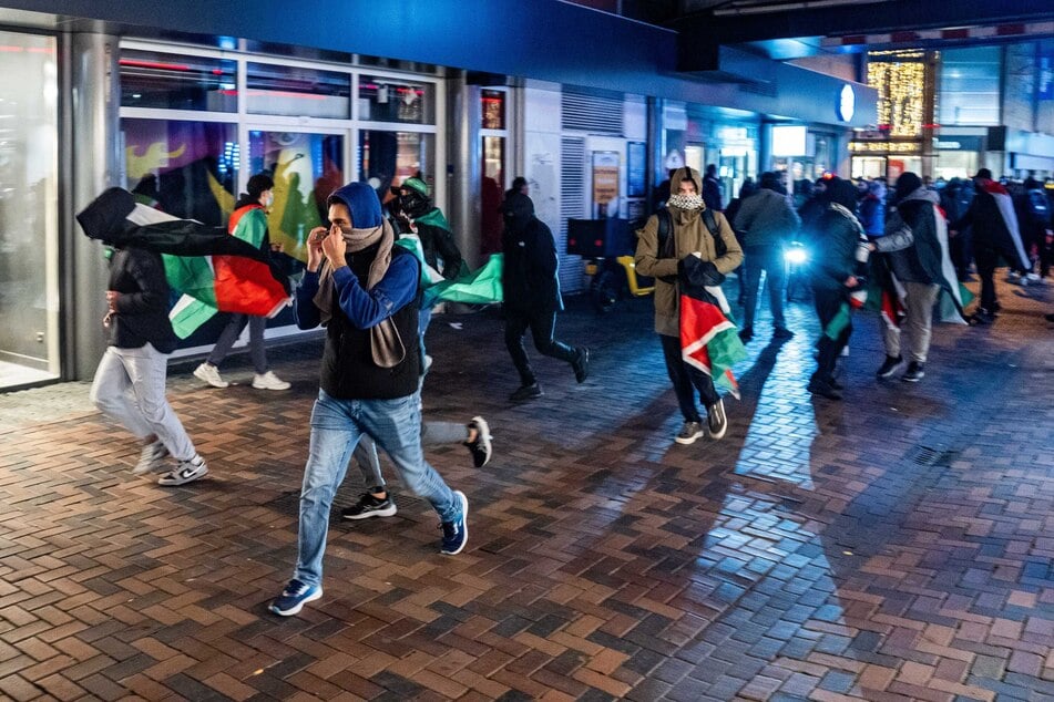 Später marschierten Demonstranten mit palästinensischen Fahnen durch die Stadt.