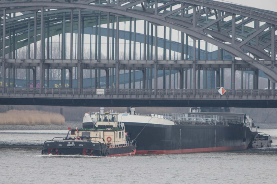 Zwei Schubschiffe transportieren das neue Tankschiff "Spera" unter den Elbbrücken hindurch.