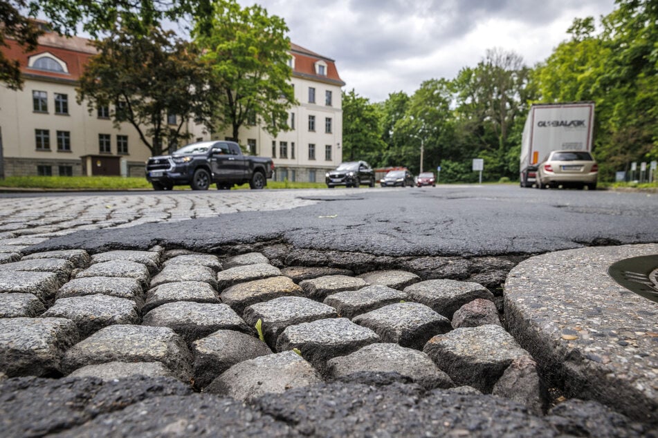 Kopfsteinpflaster aus Kaisers Zeiten: So schlimm sah die Holperpiste vorher aus.