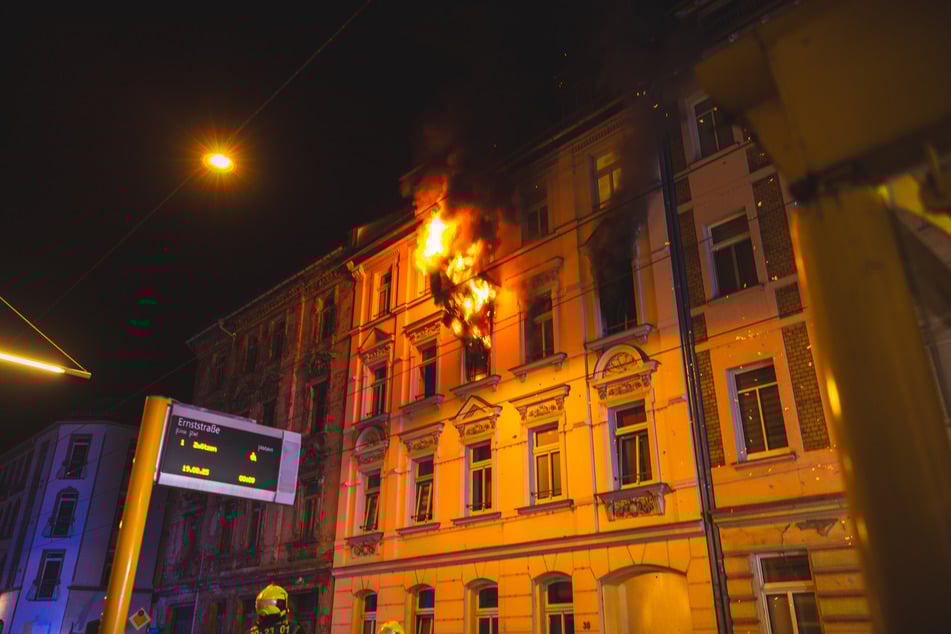 Feuer-Drama in Gera: In einem Mehrfamilienhaus brach in der Nacht auf Dienstag ein verheerender Brand aus. Drei Personen wurden schwer verletzt, schwebten sogar zeitweise in Lebensgefahr.
