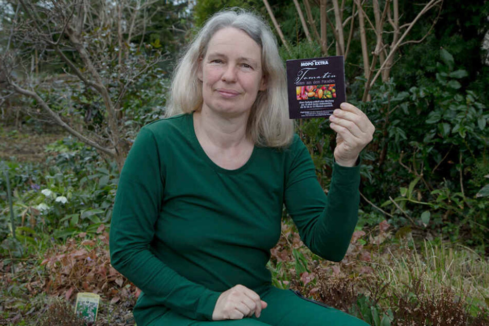 Gärtnerin Birgit Kempe stellt eine Mischung aus zehn verschiedenen Tomatensamen zusammen.