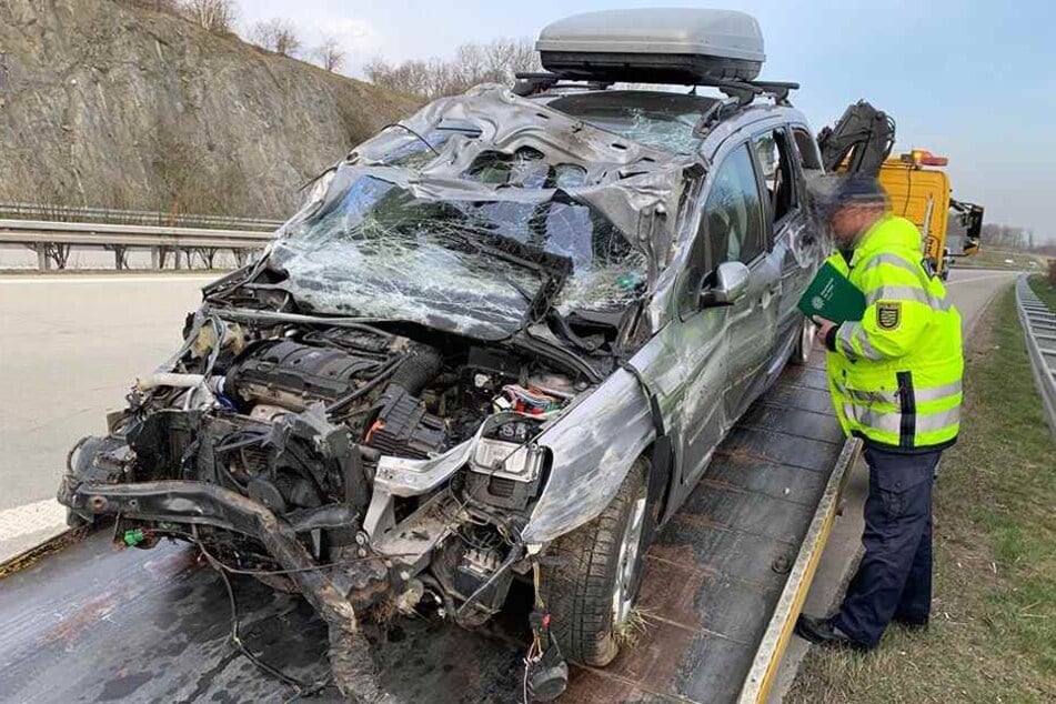 Peugeot schleudert über A17-Fahrbahn und kracht gegen Leitplanke: Fahrer verletzt!
