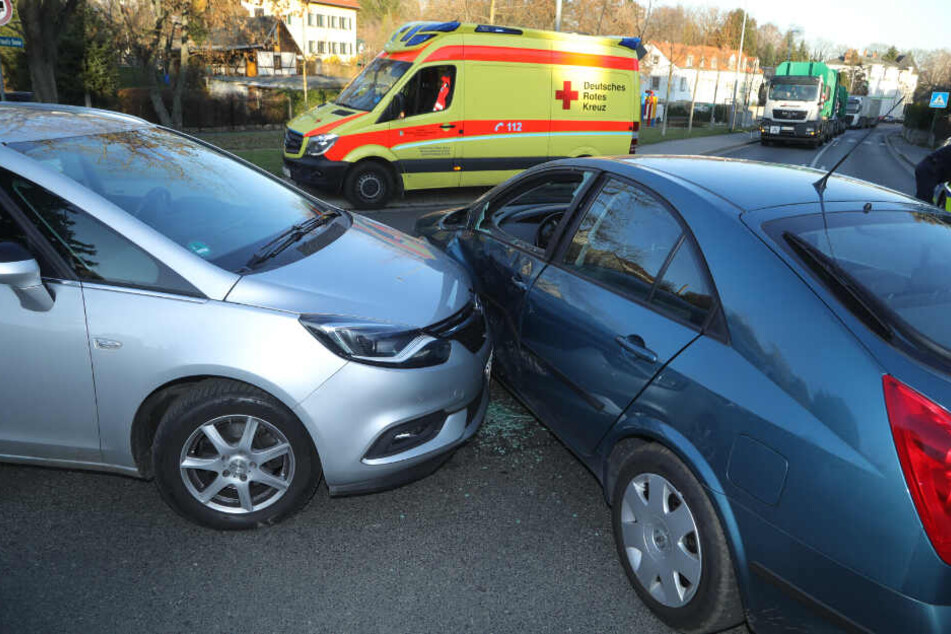In Folge des Unfalls wurde eine Scheibe des Nissan Primera zerstört.