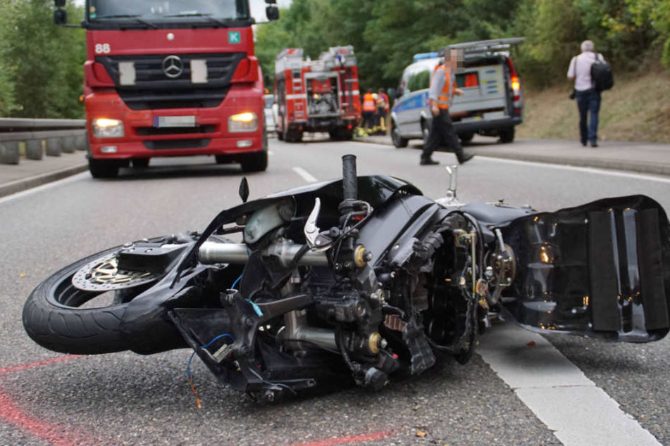 Das Wrack der Honda. Die Maschine rutschte ohne Fahrer noch etwa 70 Meter die Straße entlang.