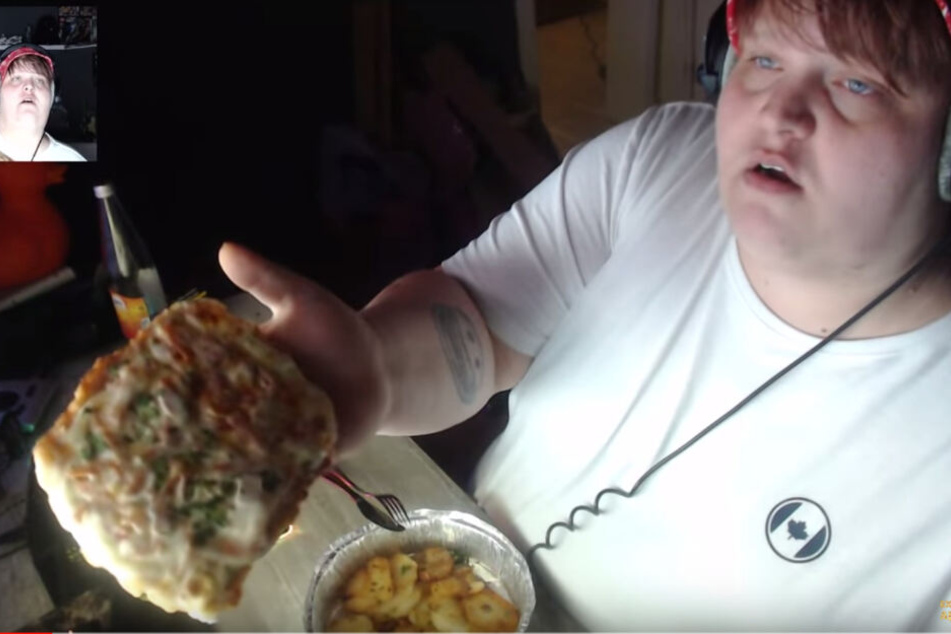 In seinem neuen YouTube-Video hält Exsl95 sein Schnitzel Elsässer Art in die Kamera.