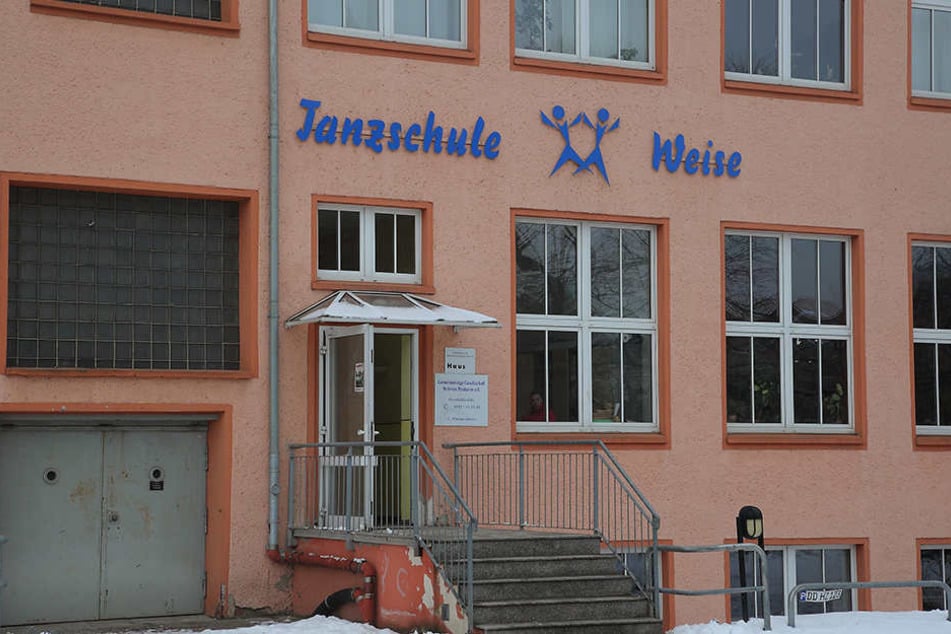 In die Tanzschule Weise brachen zwei Langfinger ein.