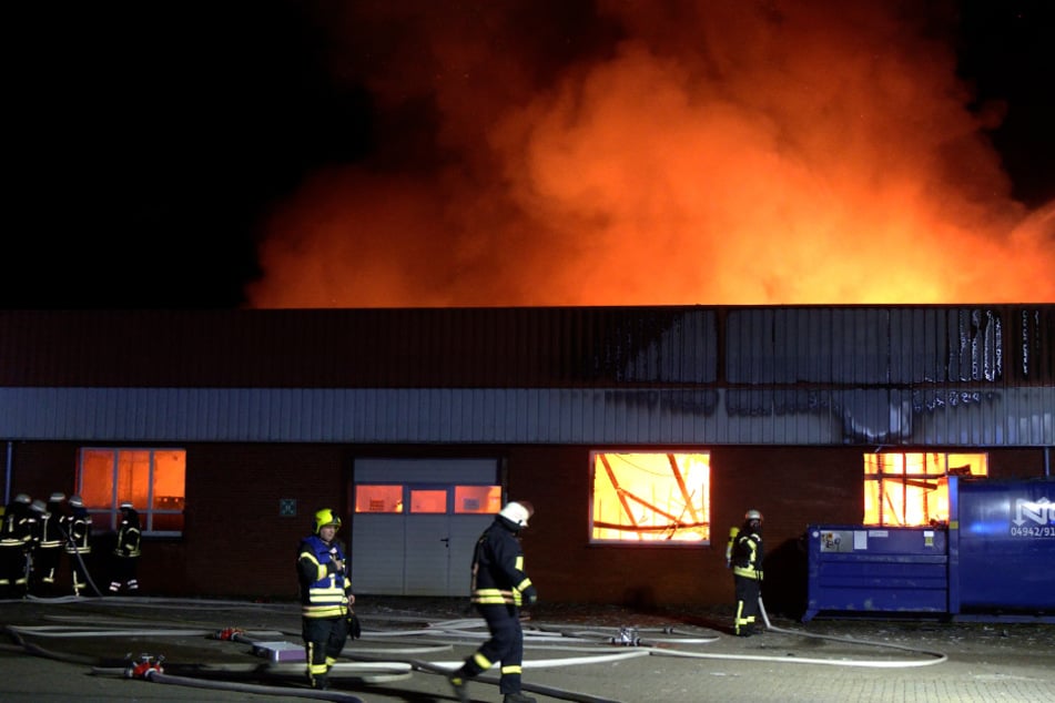 Großbrand im Norden! Feuerwehr kämpft stundenlang gegen Flammen