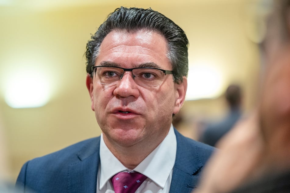 Oberbürgermeister Ruben Gehart (CDU) bedankte sich bei den Feuerwehr- und Rettungskräften.