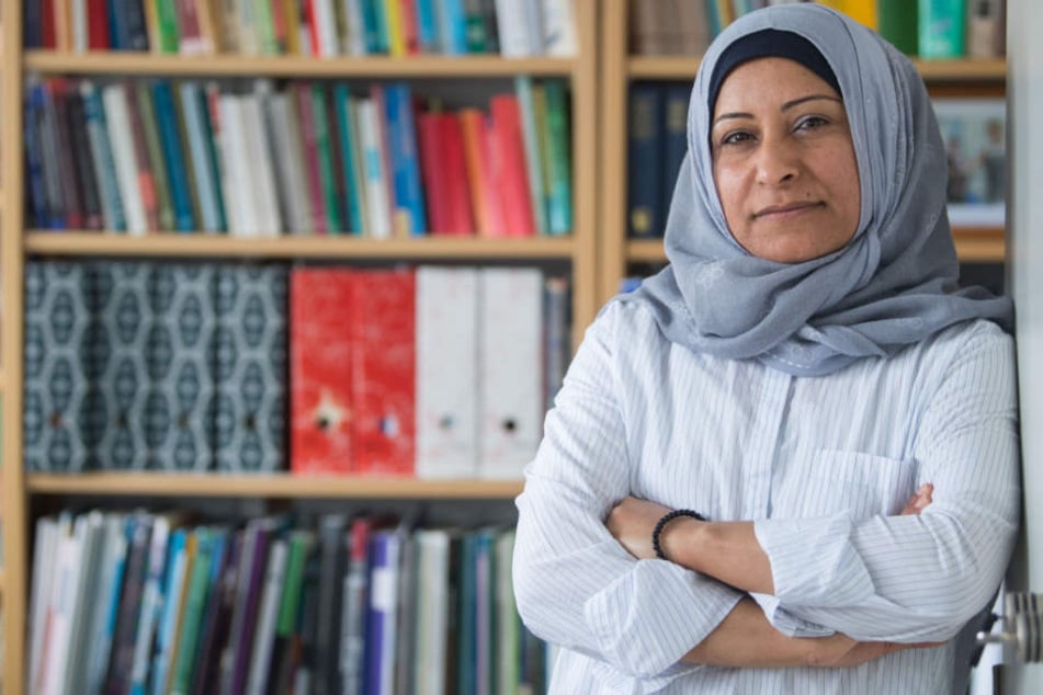 Salwa Almohamed, Gastwissenschaftlerin am Institut für Tropische Agrarwissenschaften an der Universität Hohenheim steht vor einer Bücherwand.
