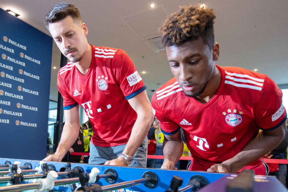 Sandro Wagner (l.) dürfte wahrscheinlich noch ein Weilchen das Trikot des FC Bayern tragen. (Archivbild)