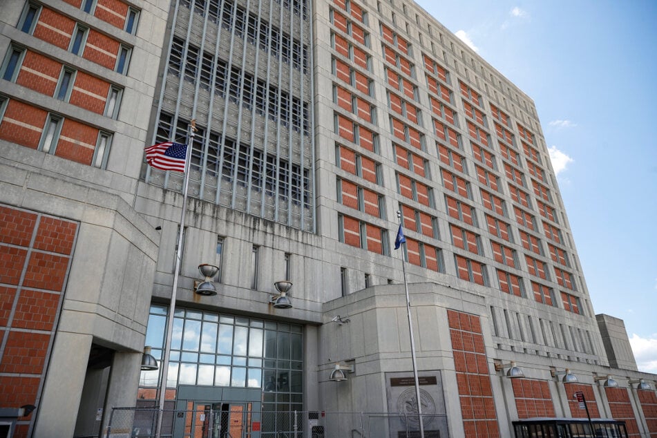Ein Zaun steht vor dem Haupteingang des Metropolitan Detention Center, in dem Ghislaine Maxwell derzeit inhaftiert ist.