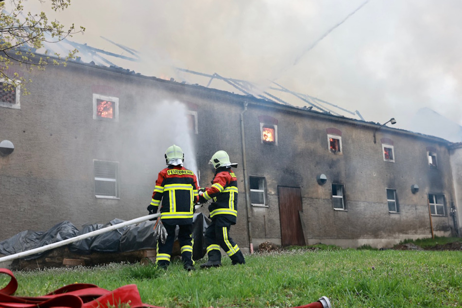 Flammen schlagen aus den Fenstern dieses Gebäudes.