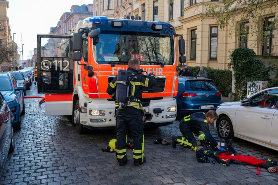 Die Löscharbeiten der Feuerwehr dauern derzeit an.