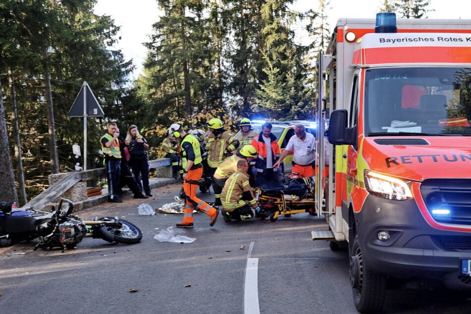 Bei einem Frontalunfall im Landkreis Berchtesgadener Land wurden zwei Personen am Sonntag schwer verletzt.