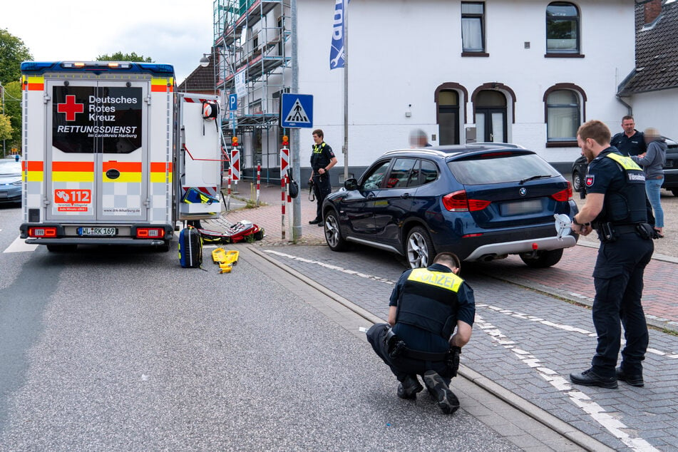 Fußgängerin wird von Auto erfasst und auf die Straße geschleudert!