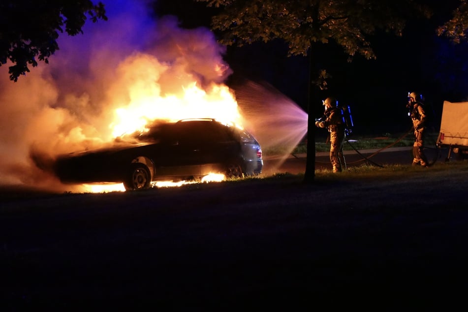 Unfall A14: Mercedes steht an A14 komplett in Flammen!