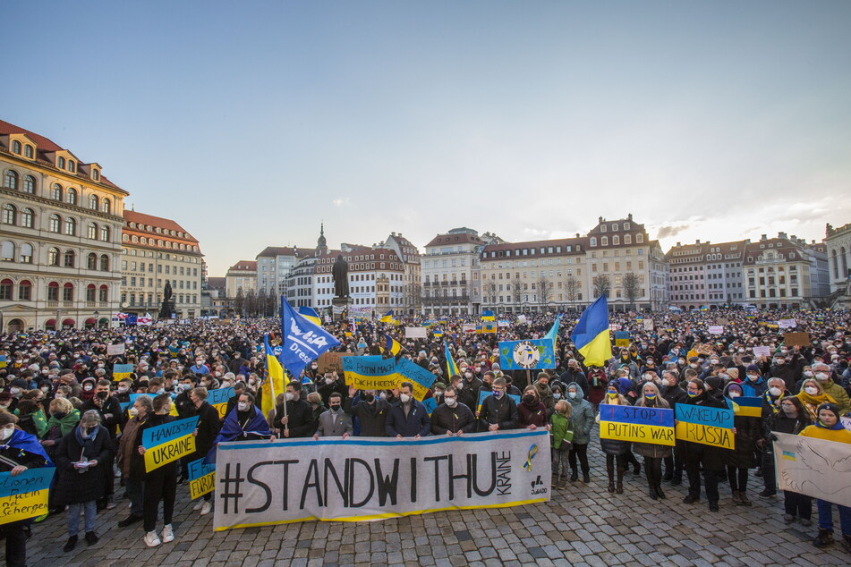 Auf dem Neumarkt wollen sich wieder viele Dresdner solidarisch mit dem überfallenen Land zeigen.