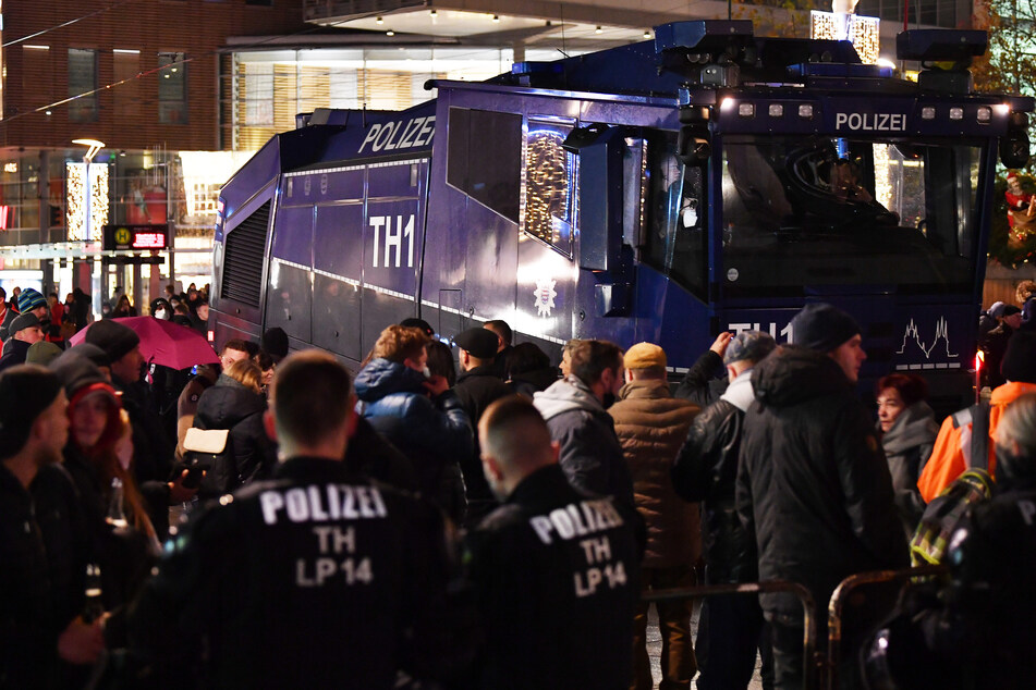 In Erfurt war die Polizei auch mit Wasserwerfern vor Ort.